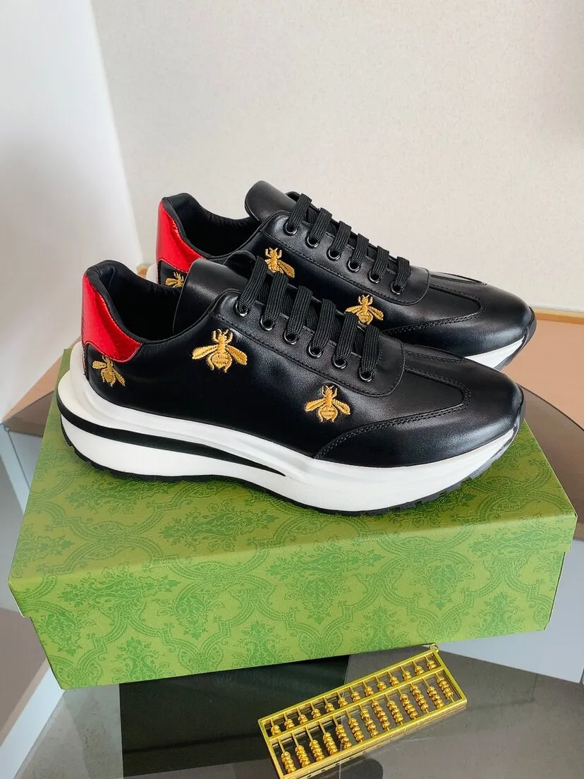 Factory price 420. The new high-quality GUCCI (Gucci) is launched simultaneously. The new men's shoes, 😘fabrics are selected from imported cowhide, and the lining is sheepskin lining. 👍🏿 High-end ☄️ air-cushion molded anti-slip rubber outsole, exquisite lines, simple and elegant, comfortable and high-end for leisure travel. Code number: 38 to 44 (45 can be customized and cannot be returned or exchanged)